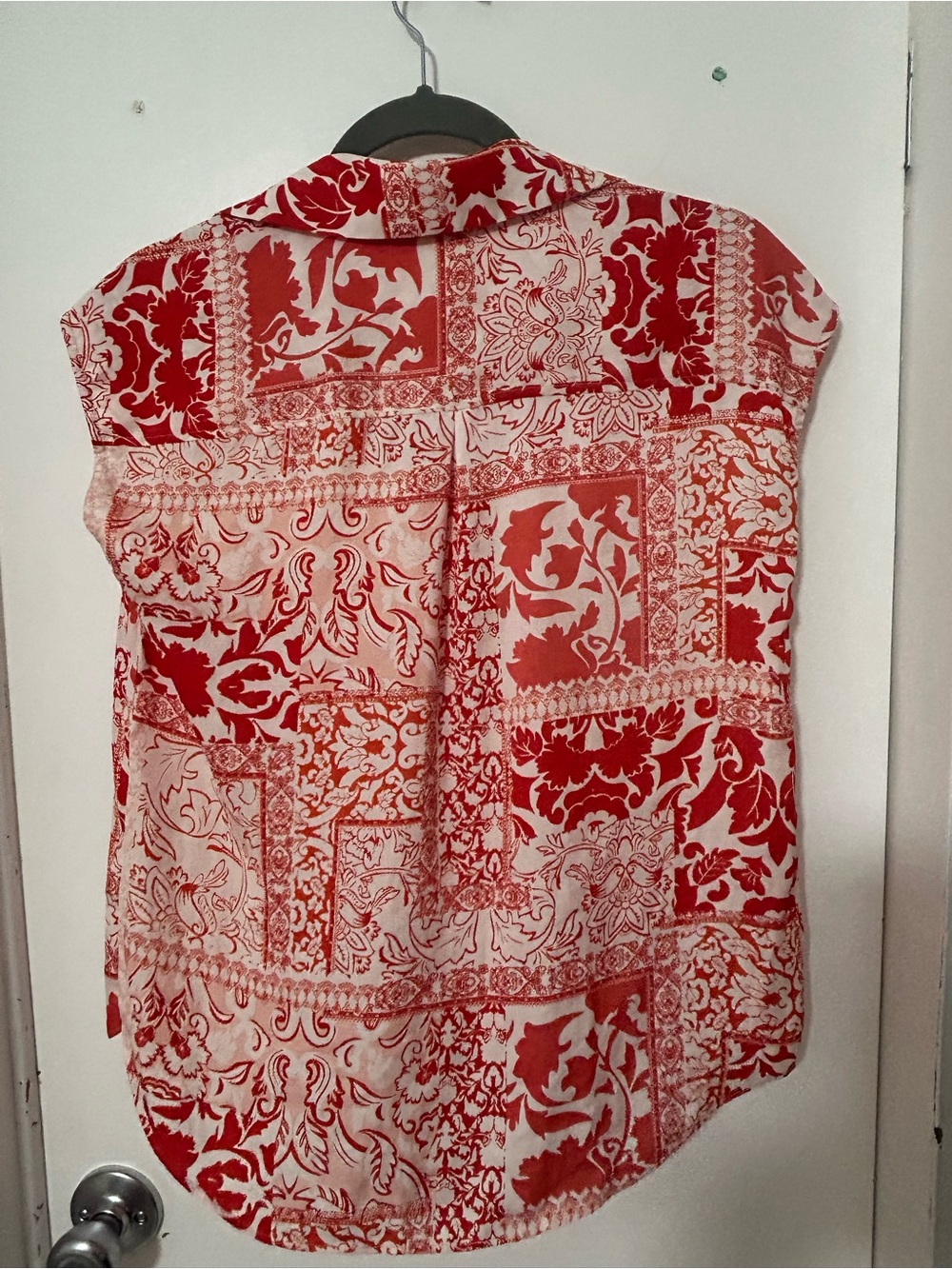 Mossimo Supply Co. Red Patchwork Print Sleeveless Button-Front Blouse - Picture 3 of 4